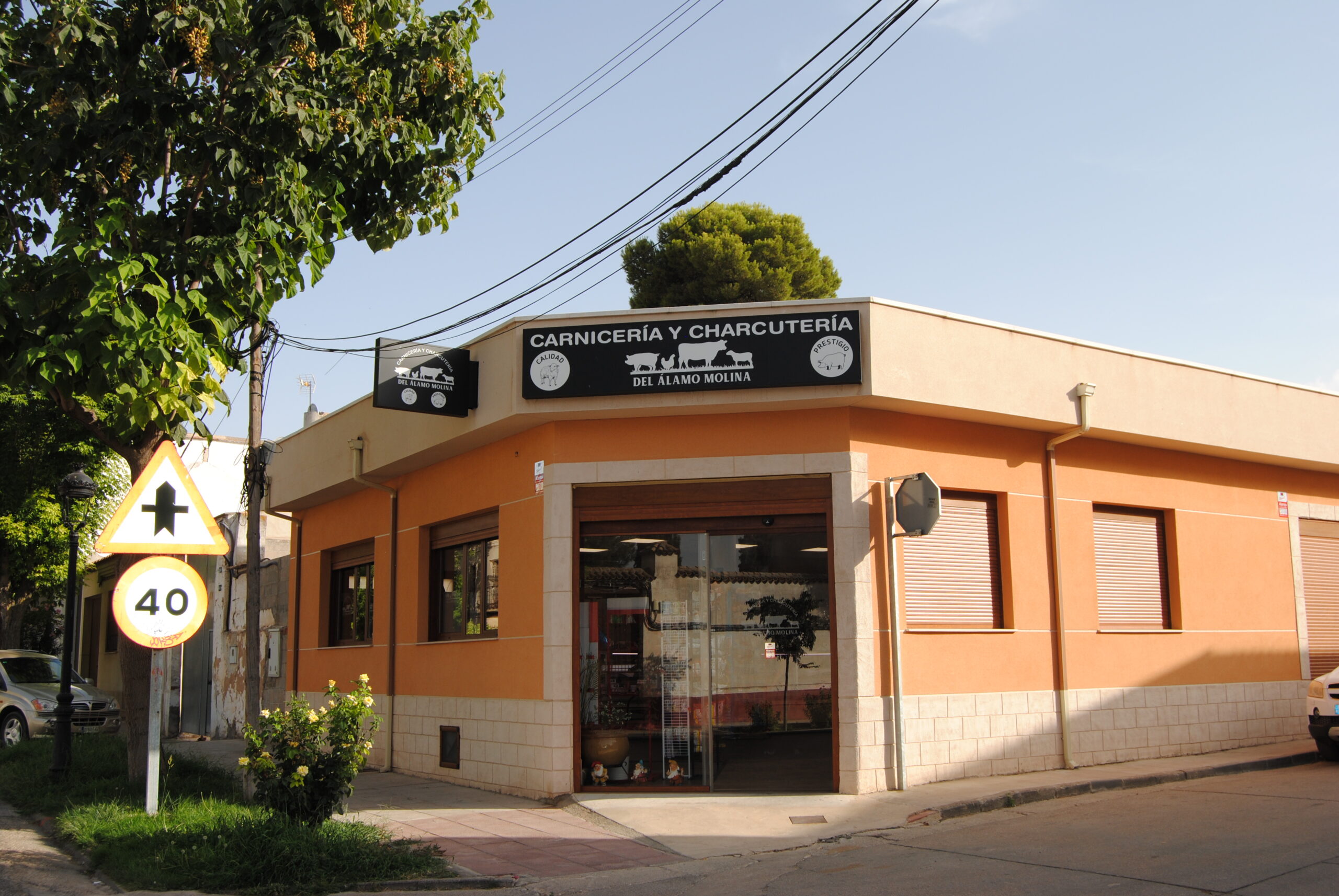 Marcela, Jorge y Carlos en la carnicería